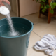 O truque barato para deixar o piso mais fresco sem exagerar nos produtos de limpeza