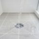 Adeus água parada: o jeito simples de limpar o ralo da ducha sem química forte e nem bagunça