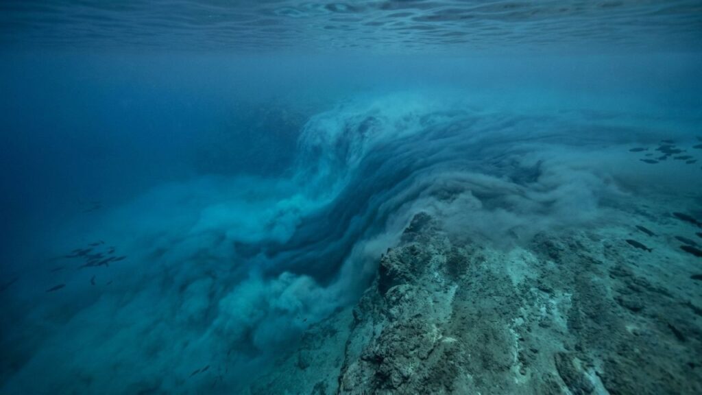 A maior cachoeira da Terra fica escondida no fundo do mar e despeja 3,2 milhões de metros cúbicos por segundo