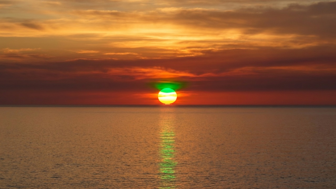 Sol brilha verde em um fenômeno raro que só aparece por poucos segundos no horizonte