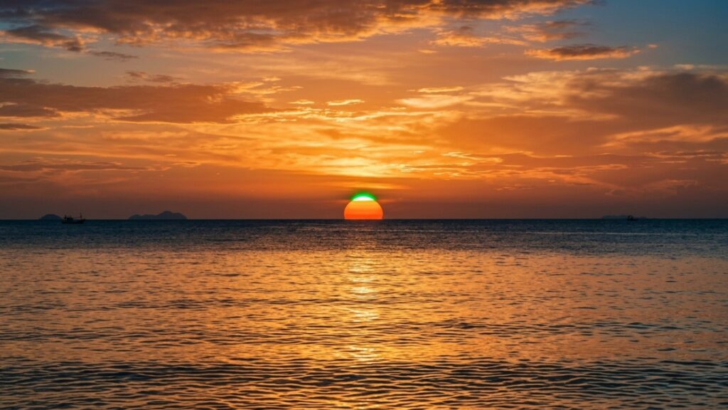 Sol brilha verde em um fenômeno raro que só aparece por poucos segundos no horizonte