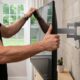 Como instalar suporte de TV na parede com segurança e evitar danos no aparelho