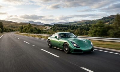 Este carro esportivo lida com Porsches, pesa quase nada e custa cerca de tanto quanto um Honda
