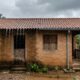 Como fazer uma calha simples no telhado e evitar que a chuva escorra pela parede da casa toda