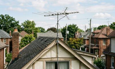 Antena de TV no telhado lembra uma época em que assistir televisão dependia de paciência e ajuste