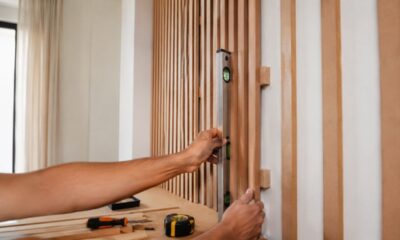 Decoração barata com parede ripada transforma o ambiente sem exigir reforma grande demais em casa