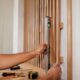 Decoração barata com parede ripada transforma o ambiente sem exigir reforma grande demais em casa