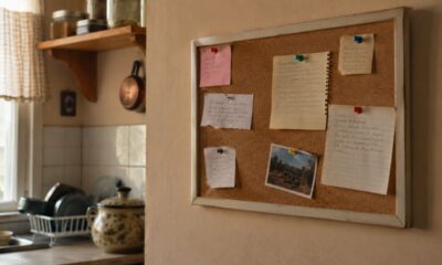 O quadro de recados na cozinha que deixava a rotina da casa mais simples e organizada