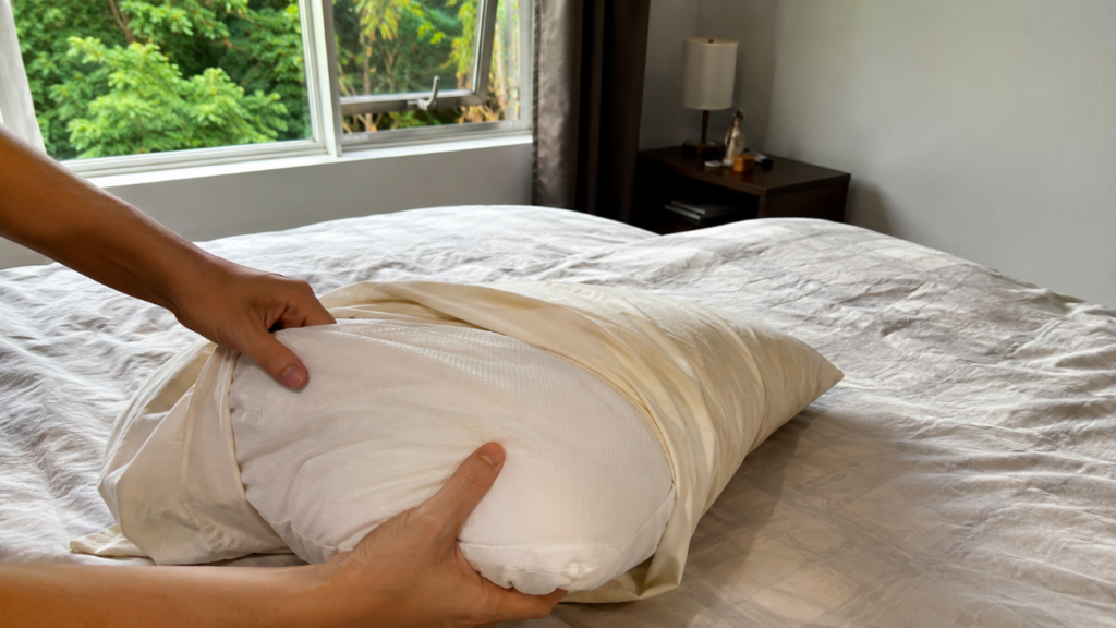O hábito simples que acaba com o travesseiro mais rápido e pode explicar seu desconforto ao dormir