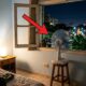 Qual a melhor maneira de refrescar um apartamento durante a noite? Aponte o ventilador para fora da janela e deixe a física fazer o seu trabalho
