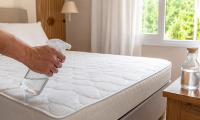O vinagre no colchão virou um daqueles truques domésticos que chamam atenção pela simplicidade. Como passamos muitas horas em contato direto com a cama, é normal que o tecido acumule suor, umidade, odores e resíduos que nem sempre aparecem na limpeza do dia a dia. A ideia não é encharcar nem substituir uma higienização profunda, mas usar o vinagre branco com cuidado para ajudar a neutralizar cheiros e deixar a superfície mais fresca antes de colocar a roupa de cama novamente. Por que rociar vinagre no colchão pode funcionar? O vinagre branco é conhecido na limpeza doméstica por causa do ácido acético, substância que ajuda a reduzir odores e pode dificultar a permanência de alguns microrganismos em superfícies. No colchão, o maior benefício costuma ser a sensação de frescor depois que o tecido seca completamente. Esse cuidado é útil especialmente quando há cheiro de suor, ambiente pouco ventilado ou sensação de colchão abafado. Ainda assim, o segredo está na quantidade: a aplicação deve ser leve, sem molhar demais a espuma ou deixar a superfície úmida por muito tempo. Quais benefícios o vinagre pode trazer para a cama? Quando usado corretamente, o vinagre atua como um reforço simples na limpeza do colchão. Ele não faz milagre, mas pode melhorar o conforto entre lavagens de lençóis, trocas de protetores e limpezas mais completas. Os principais efeitos aparecem no controle de odores e na manutenção da superfície onde você dorme todos os dias: ajuda a reduzir cheiro de suor no colchão; contribui para neutralizar o odor de umidade; refresca o tecido sem perfume forte; pode complementar a rotina contra ácaros no colchão; é uma alternativa simples para a limpeza natural da casa. Quando o vinagre ajuda mais Situações em que o truque faz sentido 🛏️ Casa limpa 💨 Cheiro abafado Ajuda a suavizar odores acumulados pelo uso diário e pela pouca ventilação. 🌬️ Quarto ventilado Funciona melhor quando o colchão seca ao ar livre ou perto de uma janela aberta. ✨ Manutenção leve É indicado como cuidado complementar, não como substituto da higienização profunda. Como usar vinagre no colchão sem estragar? Para aplicar com segurança, retire lençóis, fronhas, capas e protetores. Coloque o vinagre em um borrifador limpo e espalhe uma névoa fina sobre a superfície, evitando deixar áreas encharcadas. O objetivo é umedecer de leve, não molhar a parte interna do colchão. Depois, deixe agir por alguns minutos e permita que o tecido seque totalmente em local ventilado. Se possível, abra janelas, ligue um ventilador ou deixe o colchão receber luz natural indireta. Só arrume a cama quando não houver mais umidade ao toque. Quais cuidados evitam mau cheiro no colchão? O vinagre ajuda, mas a prevenção continua sendo o melhor caminho. Trocar a roupa de cama com frequência, usar protetor lavável e manter o quarto arejado reduz a umidade acumulada e melhora a sensação de limpeza por mais tempo. Também vale aspirar a superfície do colchão antes da aplicação, principalmente em casas com pets, poeira ou alergias. Esse hábito remove partículas soltas e deixa o cuidado mais eficiente, sem depender apenas de soluções líquidas. Quando não vale usar vinagre no colchão? Evite o truque se o colchão estiver muito molhado, com mofo visível, manchas profundas ou cheiro persistente que não melhora com ventilação. Nesses casos, insistir no vinagre pode mascarar o problema por pouco tempo e atrasar uma limpeza adequada. Também não misture vinagre com produtos químicos, água sanitária ou desinfetantes fortes. Para manter a cama segura, use o método com moderação, teste em uma pequena área e priorize sempre a secagem completa antes de dormir.