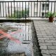 Adeus, piso de cimento na varanda: revestimento drenante que resiste à chuva vira tendência em 2026, segundo arquitetos