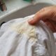 Como remover manchas amarelas das roupas brancas com uma técnica simples que leva apenas alguns minutos