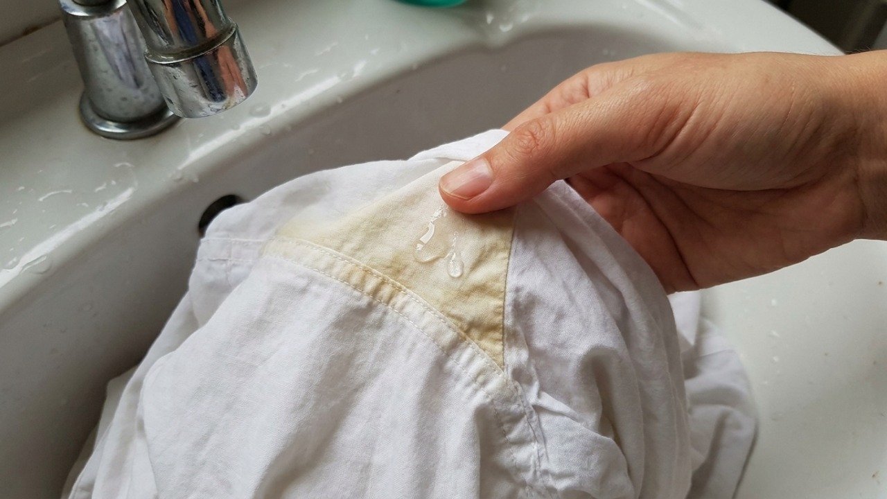 Como remover manchas amarelas das roupas brancas com uma técnica simples que leva apenas alguns minutos
