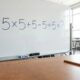 Quase todo mundo erra este desafio com 5 × 5 + 5 - 5 ÷ 5 na primeira tentativa