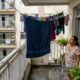 Mulher pendura roupas na varanda do apartamento para secar mais rápido, mas acaba virando briga entre moradores