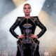 Frase de Lady Gaga, cantora, compositora e atriz: “Algumas mulheres seguem homens, outras seguem...” Um ensinamento sobre independência e propósito