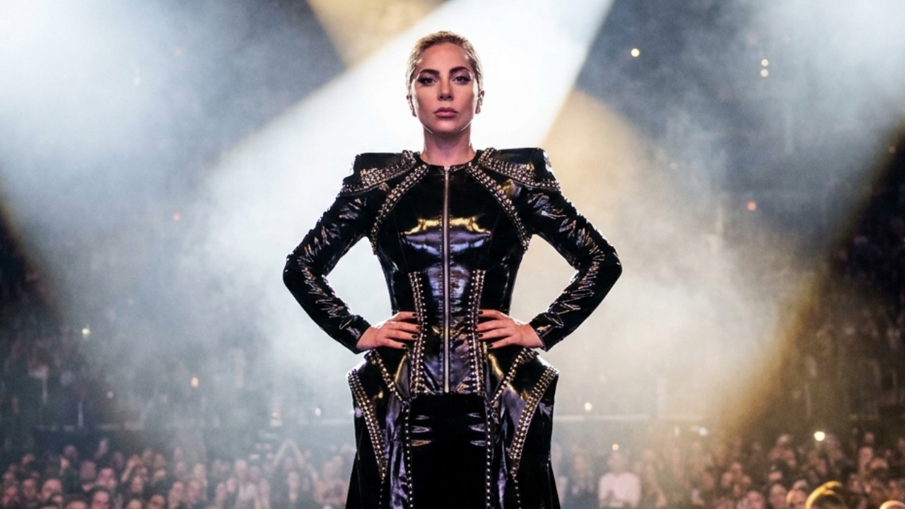 Frase de Lady Gaga, cantora, compositora e atriz: “Algumas mulheres seguem homens, outras seguem...” Um ensinamento sobre independência e propósito