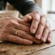 Por que as unhas ficam mais frágeis com a idade? 5 formas de fortalecê-las naturalmente