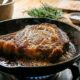 Sem óleo, nem manteiga: tempere seu bife com apenas um ingrediente e consiga um dourado perfeito na frigideira