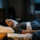 O costume simples que muitas pessoas têm ao dormir e que pode revelar mais sobre sua personalidade