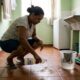 O truque simples com vinagre que muita gente usa para deixar o piso brilhando sem esforço