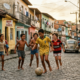 A psicologia afirma que crianças nascidas entre os anos 70 e 90 não ficaram mais fortes pela criação, mas pela liberdade que viviam