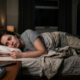 A psicologia afirma que quem fica em alerta todos os dias após as 22h não tem relação com insônia biológica, mas com o hiperalerta mental que surge à noite junto com a ansiedade
