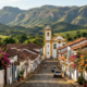 Um pequeno vilarejo histórico nas montanhas a 1.300 metros se destaca pela vida boa e sossegada