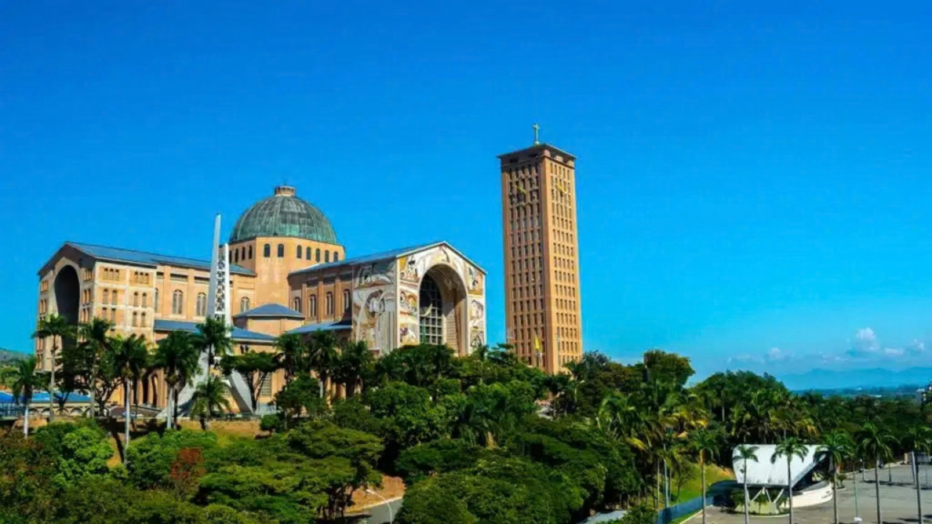 Atrás apenas do Vaticano, o 2º maior templo católico do planeta fica nessa cidade brasileira abençoada com a calmaria do interior, apesar de receber 12 milhões de turistas por ano