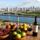 No sertão, onde o mapa aponta “seca”, surge uma cidade que produz 60% das frutas do Brasil e recebeu um selo de vinhos único no mundo