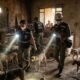 Equipes de resgate usam lanternas e resgatam 47 cães de casa abandonada