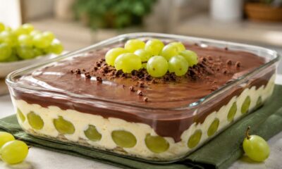 Sobremesa de uvas combina creme aveludado, fruta fresca e cobertura de chocolate