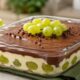 Sobremesa de uvas combina creme aveludado, fruta fresca e cobertura de chocolate