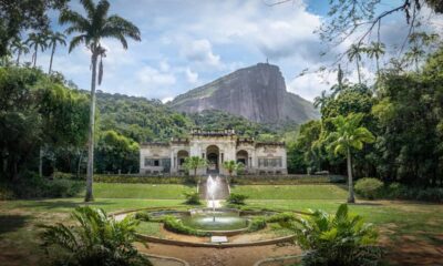 Palacete histórico no Parque Lage com fonte e montanha Corcovado ao fundo, Rio de Janeiro.