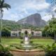 Palacete histórico no Parque Lage com fonte e montanha Corcovado ao fundo, Rio de Janeiro.