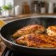 Frigideira quente, filés uniformes e fogo controlado ajudam a manter o frango dourado e suculento
