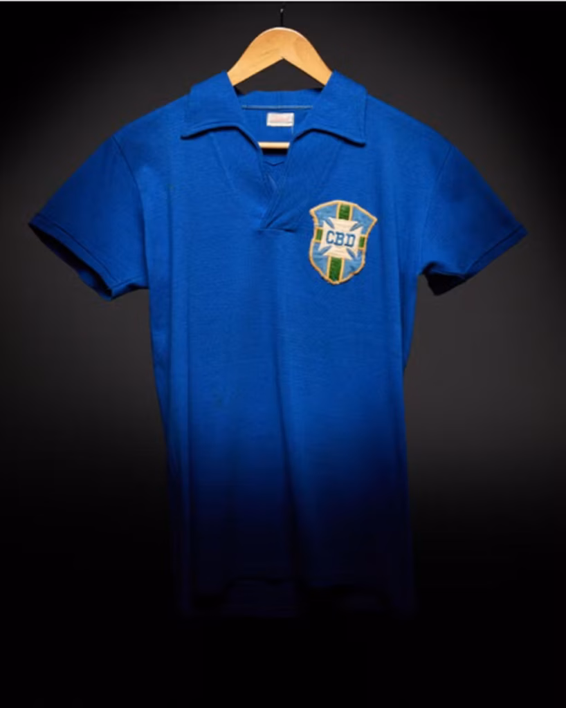 Camisa histórica do primeiro título mundial do Brasil usada por Pelé aos 17 anos será leiloada