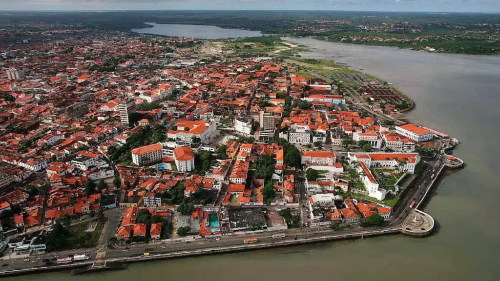 A única capital brasileira fundada por franceses tem reggae nas radiolas e 4 mil casarões com azulejos