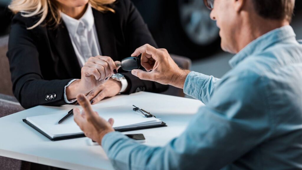 Como negociar preços de carro e conseguir o melhor negócio em veículos novos e usados