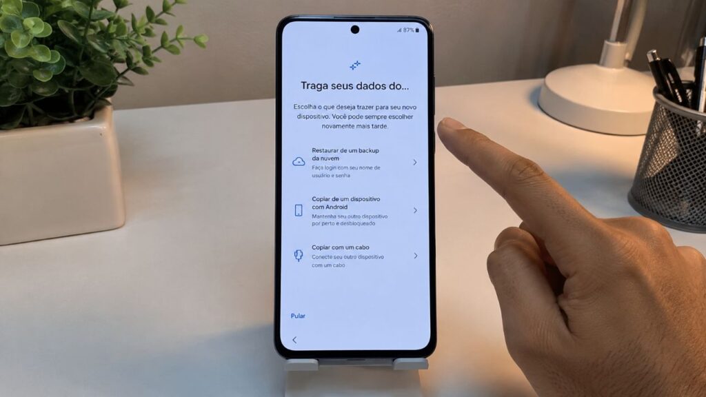 Após a redefinição, o celular volta ao estado de fábrica e pode restaurar arquivos salvos na nuvem