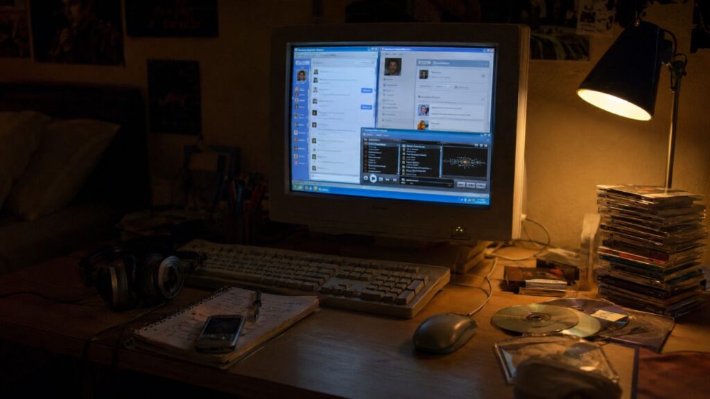 Mensageiros, redes sociais e músicas formavam o ritual digital das noites de sábado
