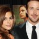 Ryan Gosling e Eva Mendes posando, sorrindo. Pôsteres de filmes em segundo plano.