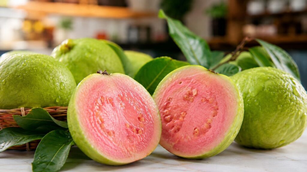 A goiaba reúne fibras, água e vitamina C em uma porção simples