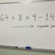 Quadro branco realista em uma sala de aula simples com a expressão “64 ÷ 8 × 9 − 14” escrita em destaque e, abaixo, uma seta apontando para a direita com a anotação “esquerda para direita”, sem mostrar o resultado.