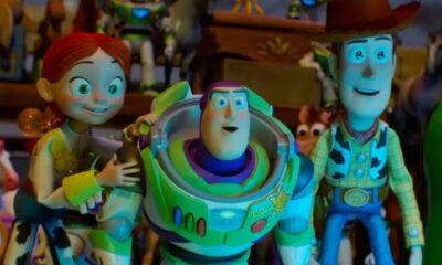 Jessie, Buzz Lightyear e Woody, brinquedos de Toy Story, olhando com expressões animadas.
