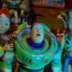 Jessie, Buzz Lightyear e Woody, brinquedos de Toy Story, olhando com expressões animadas.