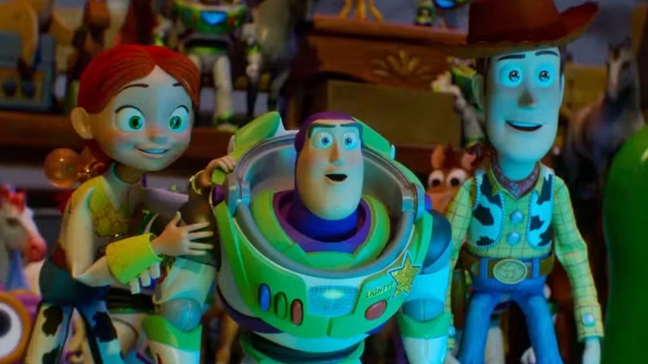 Jessie, Buzz Lightyear e Woody, brinquedos de Toy Story, olhando com expressões animadas.