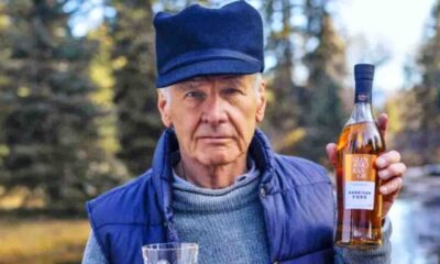 Harrison Ford surpreende ao usar kilt em campanha de uísque