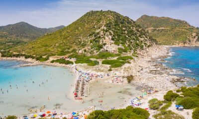 Praia paradisíaca da Itália veta guarda-sóis para visitantes e gera polêmica
